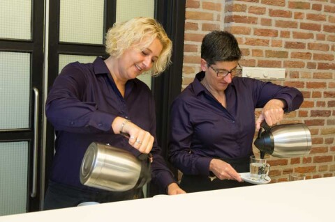 Uitvaartzorg Bollenstreek Werken bij gastvrouw koffie schenken